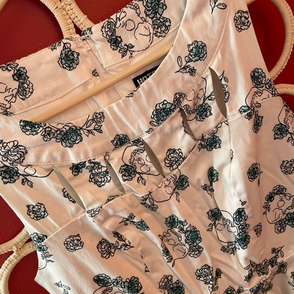 Vintage Style Dress, Skull and Roses - Picture 7 of 9